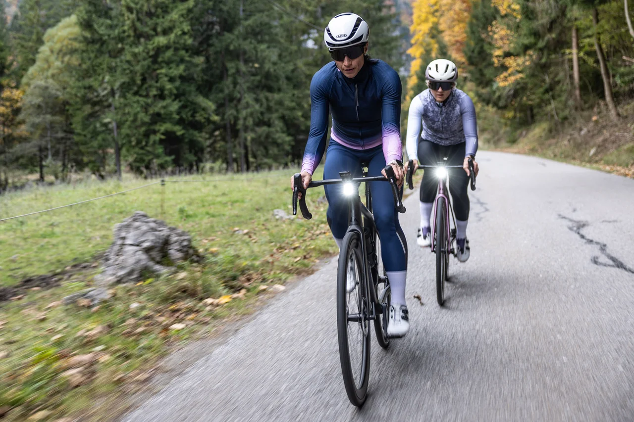 Zwei Radfahrerinnen mit Frontlichtern