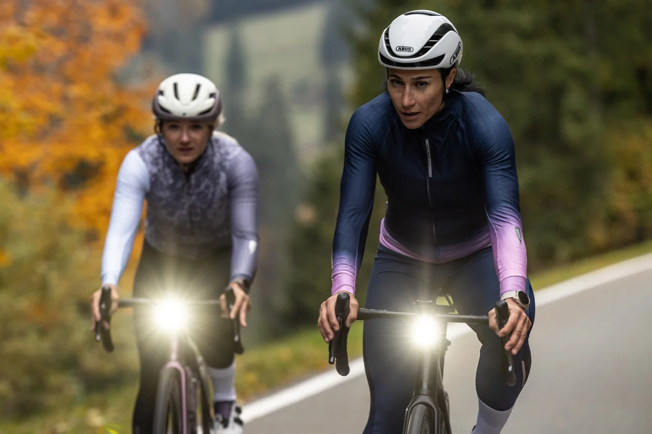 Radfahrerin mit Lupine Licht in der Dämmerung