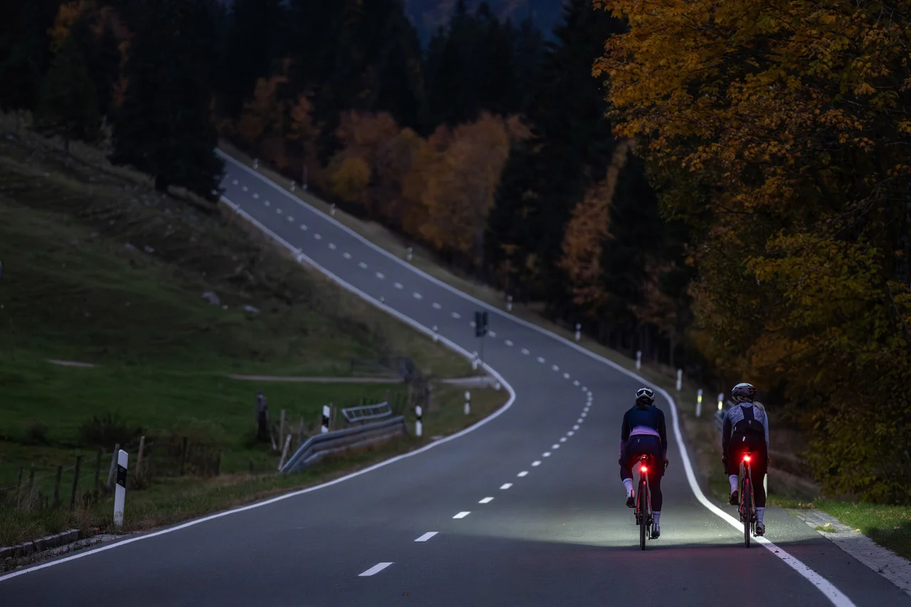 Radfahrerin auf Passstraße im Abendlicht