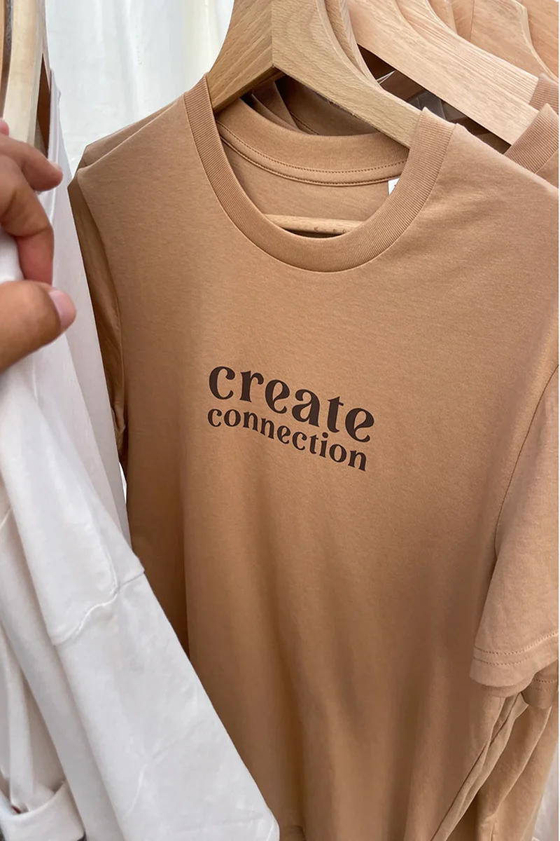 Beige T-Shirt mit „create connection“ Aufdruck.
